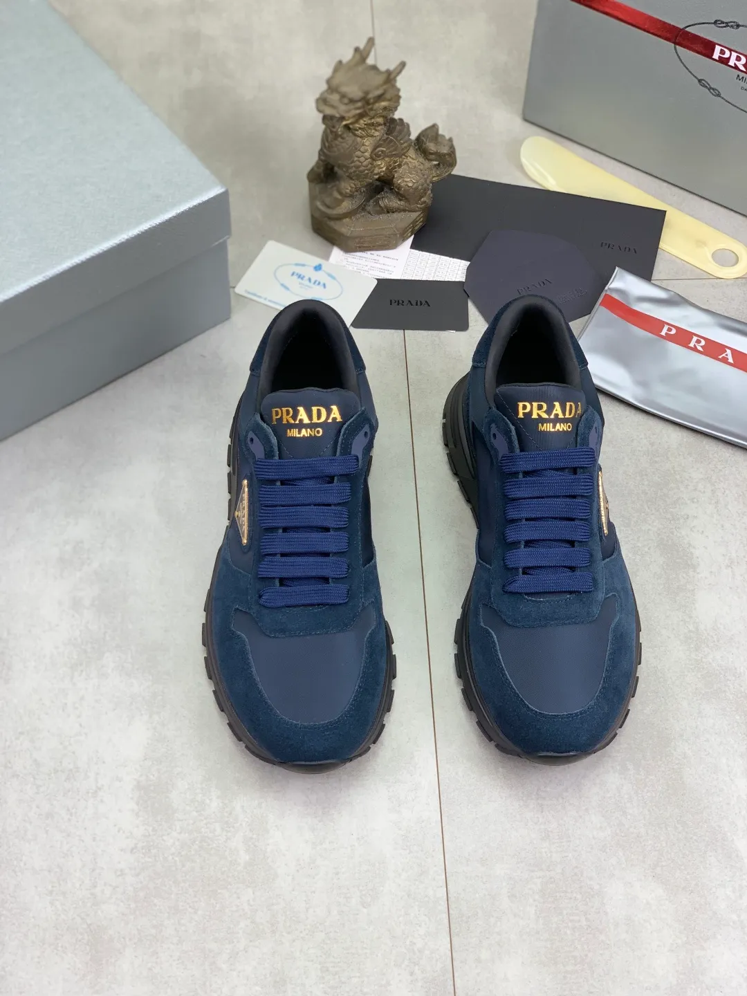 Men's shoes 💰P520 new (higher version) new PRADA (Prada) classic models are on the market at the same time, new men's shoes, 😘fabrics are selected from original imported calfskin. First layer of imported cowhide lining. The original version is awesome! 👍🏿Original open-molded non-slip PU outsole, with exquisite lines, simple and elegant, super comfortable and classy on foot, suitable for leisure travel. Code number: 38-45 (46 customized) 2️⃣ colors available